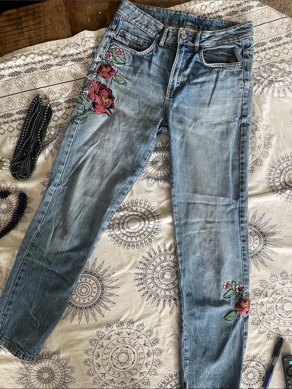 Women’s Light Blue Embroidered Skinny Jeans with Floral Appliqué